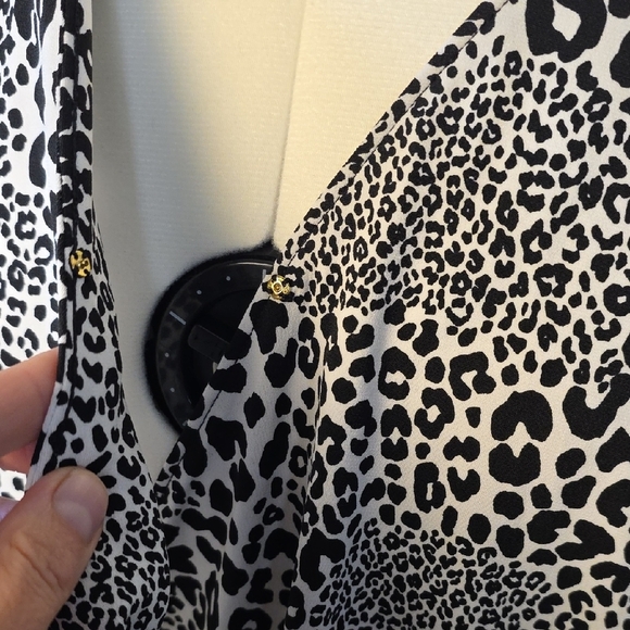 Michael Kors Black White Animal Print V-Neck Blouse Long Sleeve Women’s Size M - Picture 4 of 12